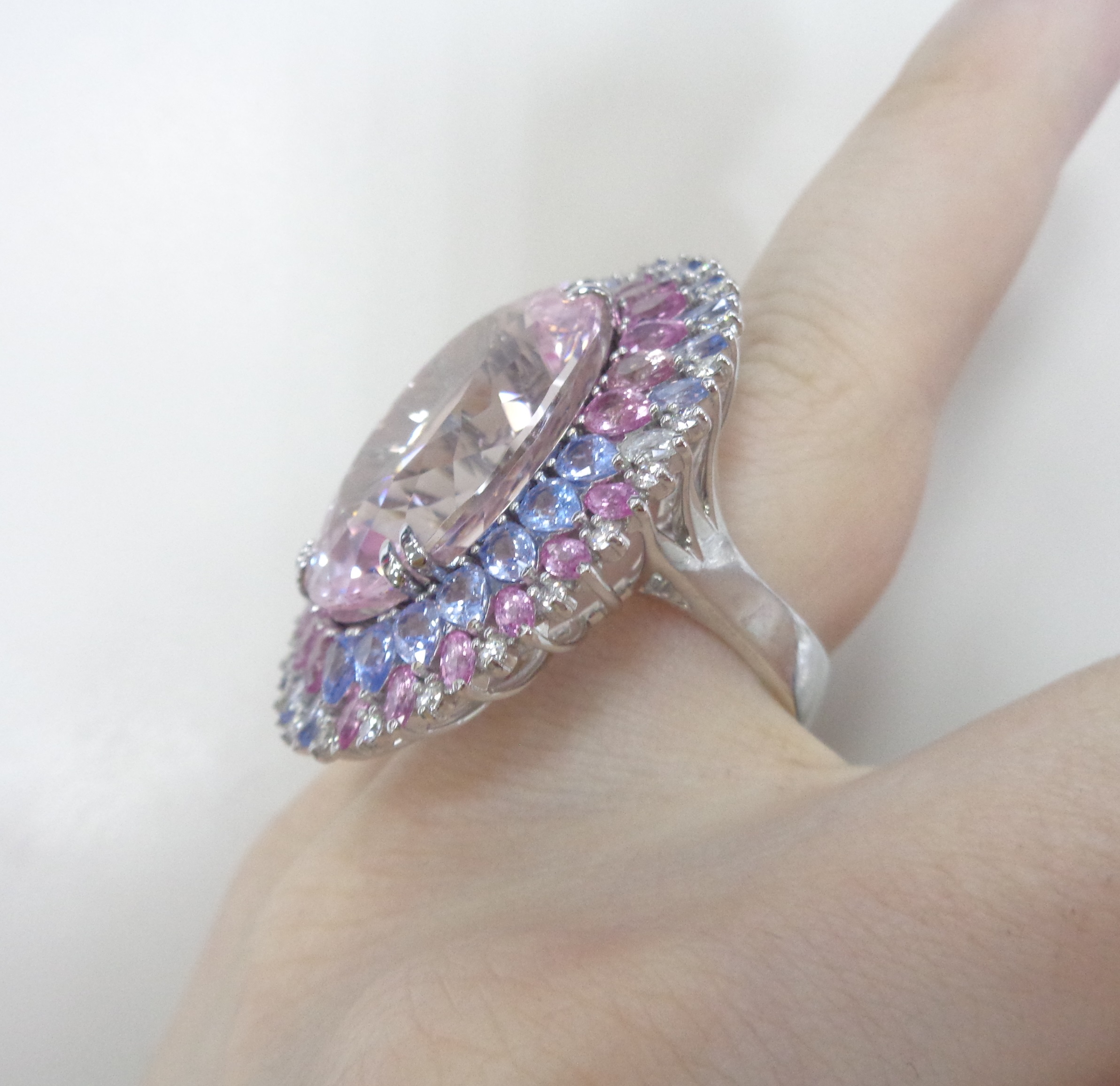 Кольцо из белого золота с морганитом